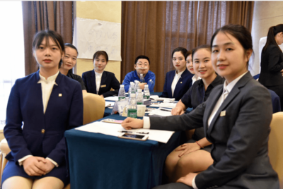 禮儀鑄就卓越服務 薩維爾國際商學院攜手財信酒店打造酒店服務禮儀內(nèi)訓課堂風采